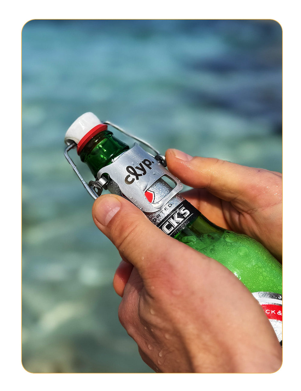 Halbvolle Flasche auf Gartentisch mit sommerlicher Runde im Hintergrund